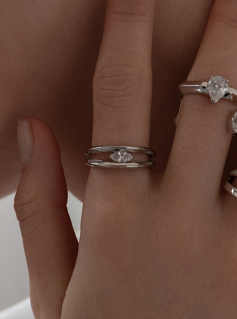 Anillo fino doble de plata con circonita talla marquesa