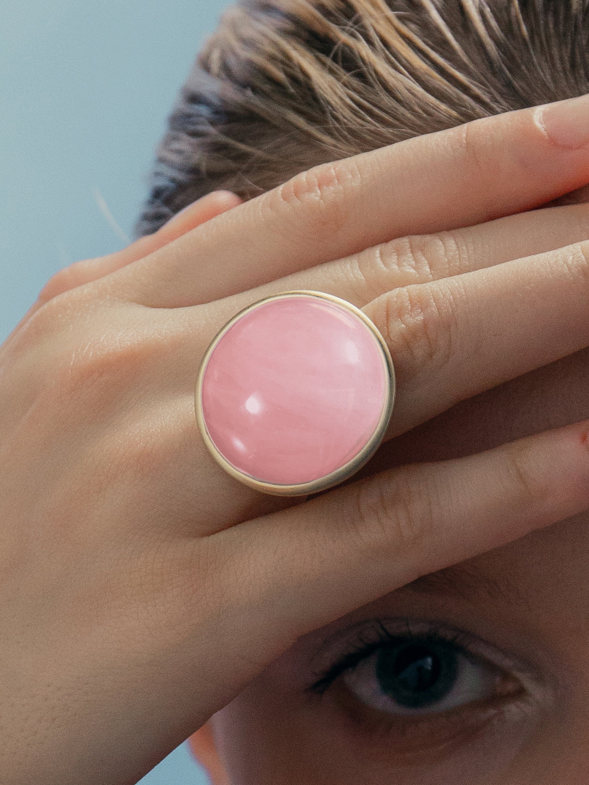 Anillo grande de plata bañada en oro y quarzo rosa-LINEARGENT