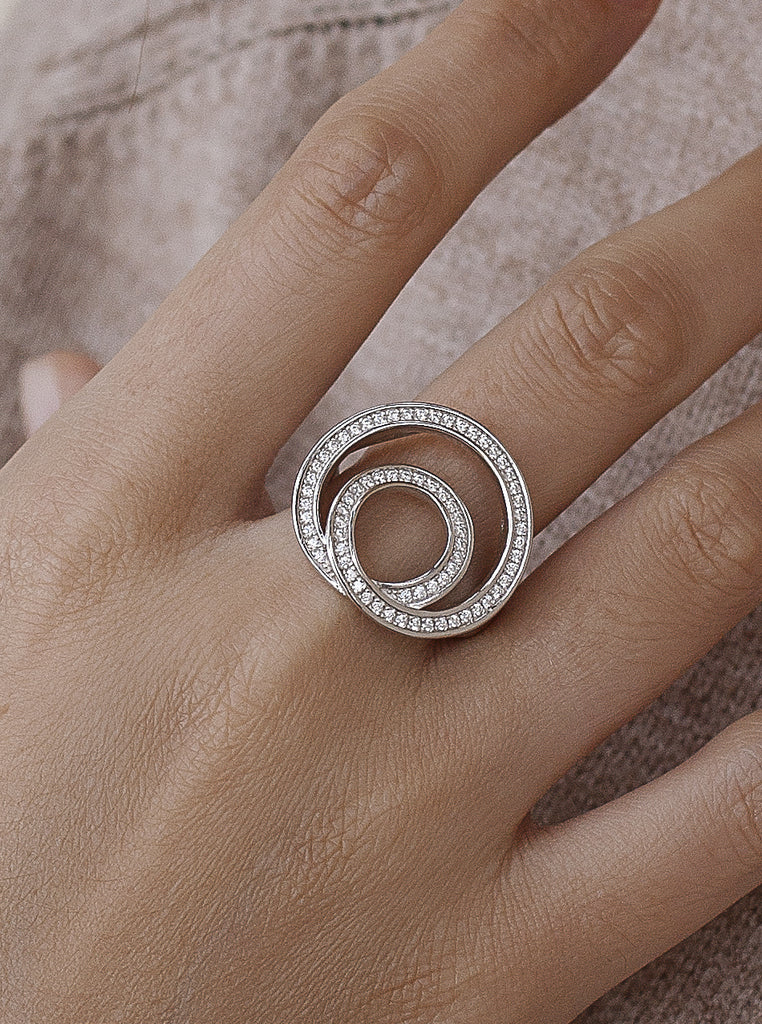 Anillo grande de plata con circonitas diseño espiral