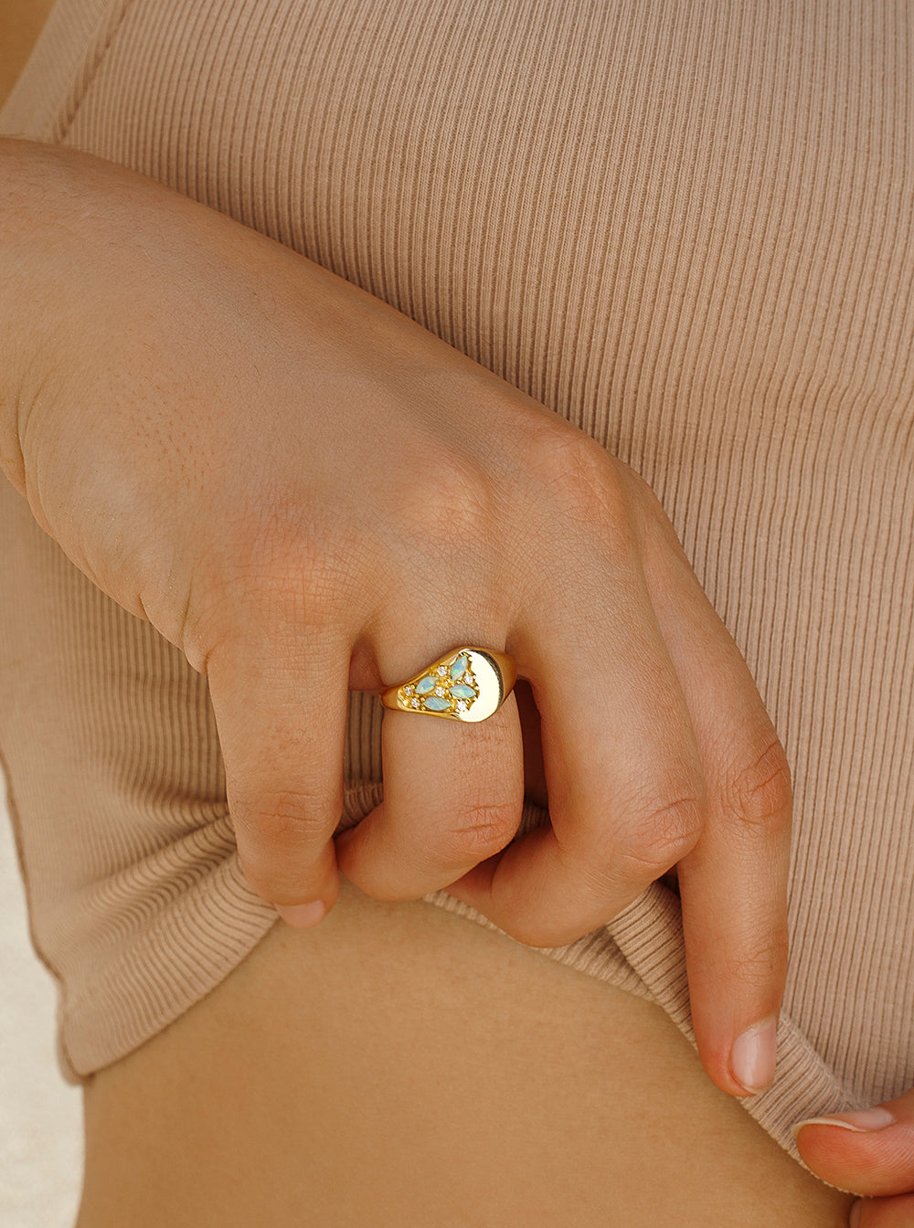 Anillo sello con motivo de ópalo y circonitas-LINEARGENT