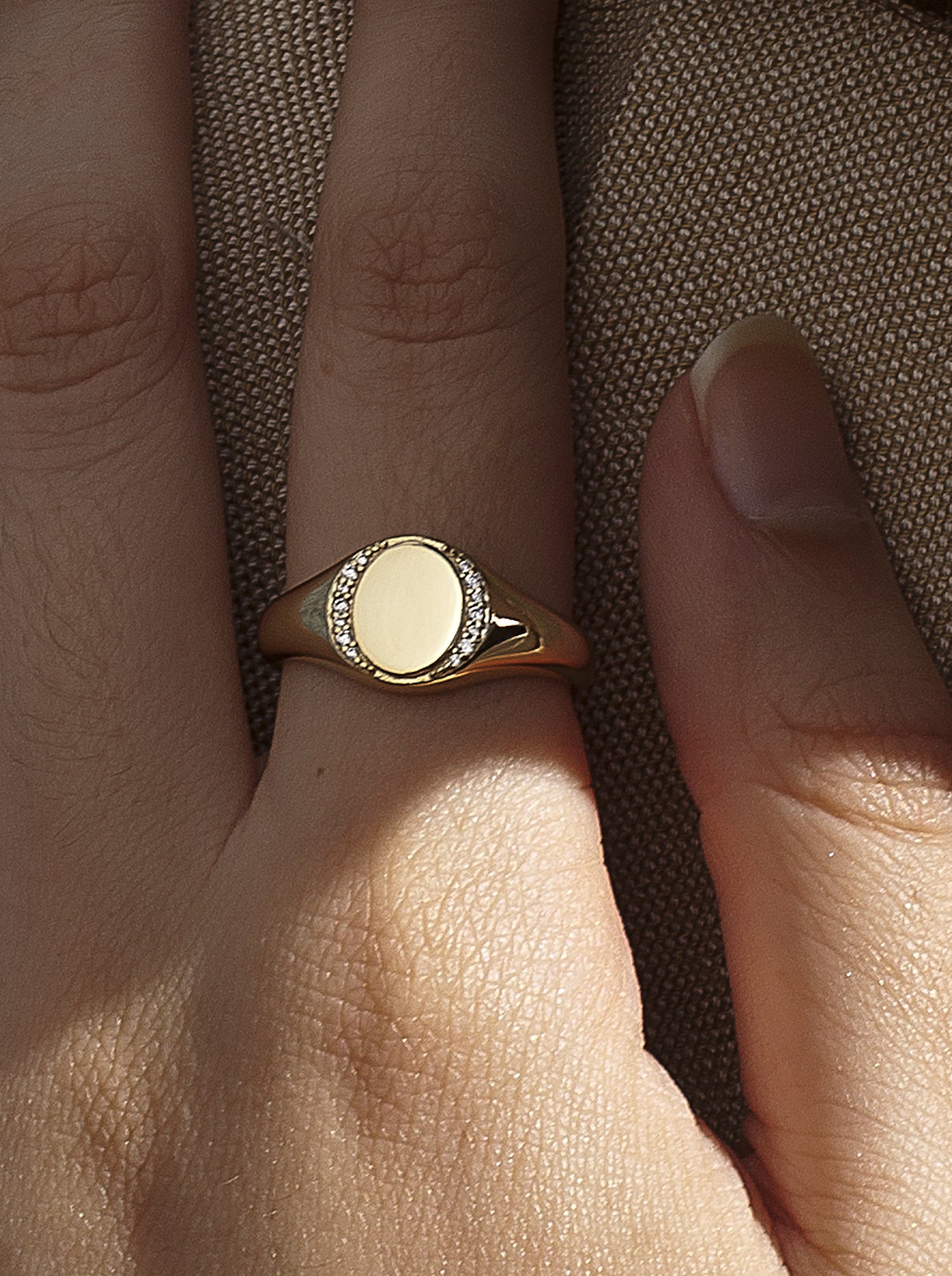 Anillo sello de plata bañada en oro con circonitas-LINEARGENT