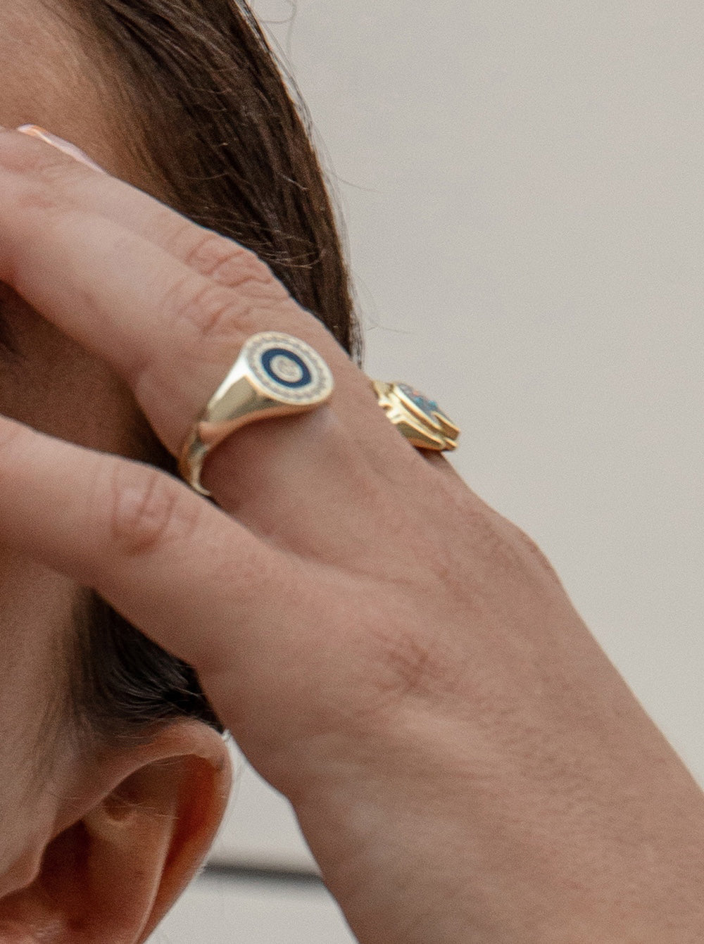 Anillo sello diseño circular esmalte negro con circonitas-LINEARGENT