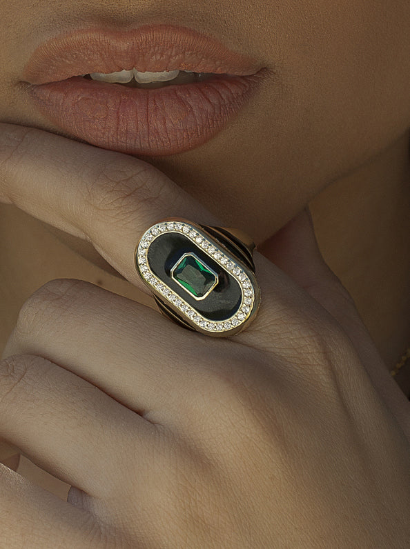Anillo sello diseño ovalado con circonitas y gema central-LINEARGENT