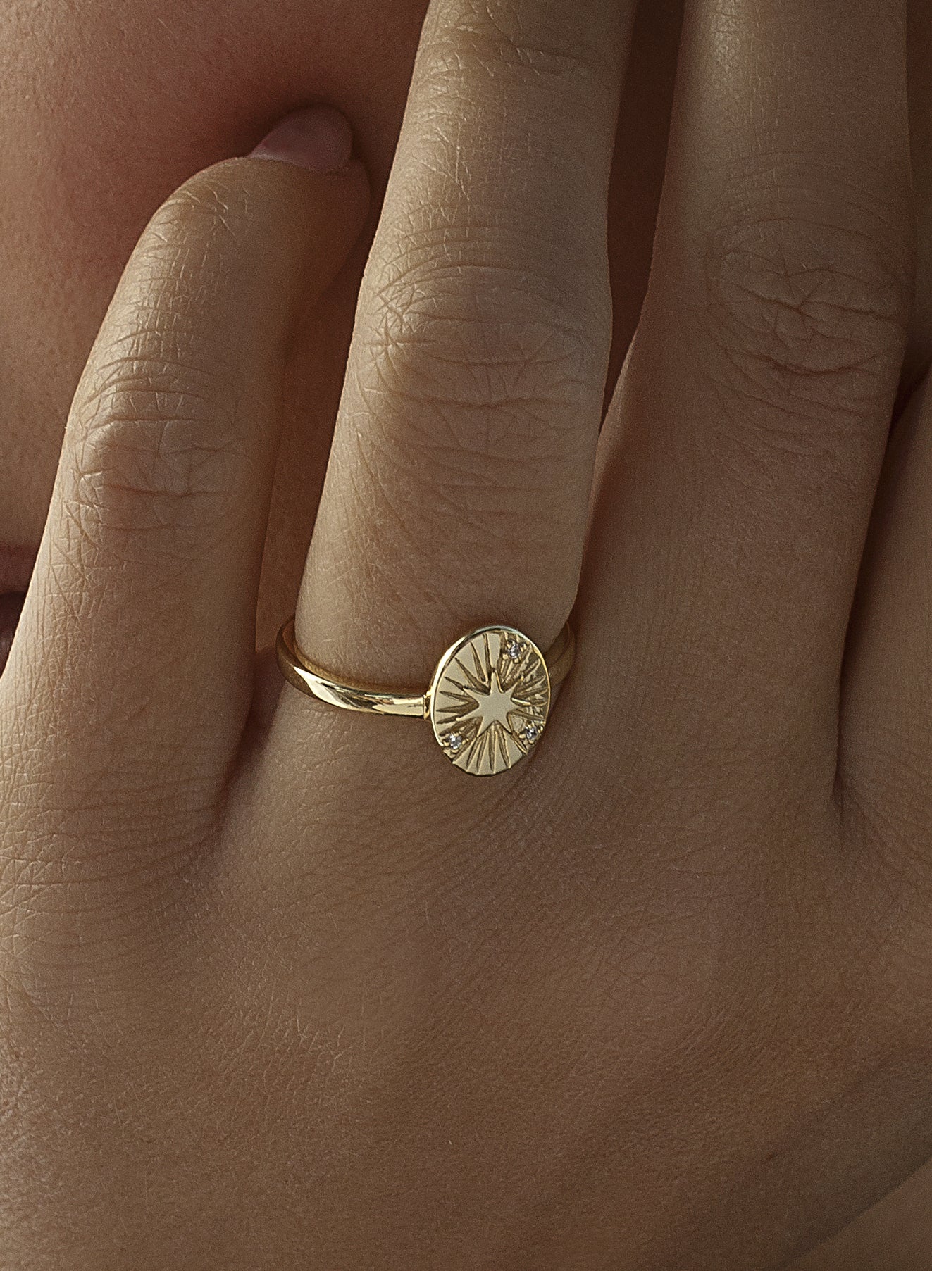 Anillo sello en plata dorado diseño estrella-LINEARGENT