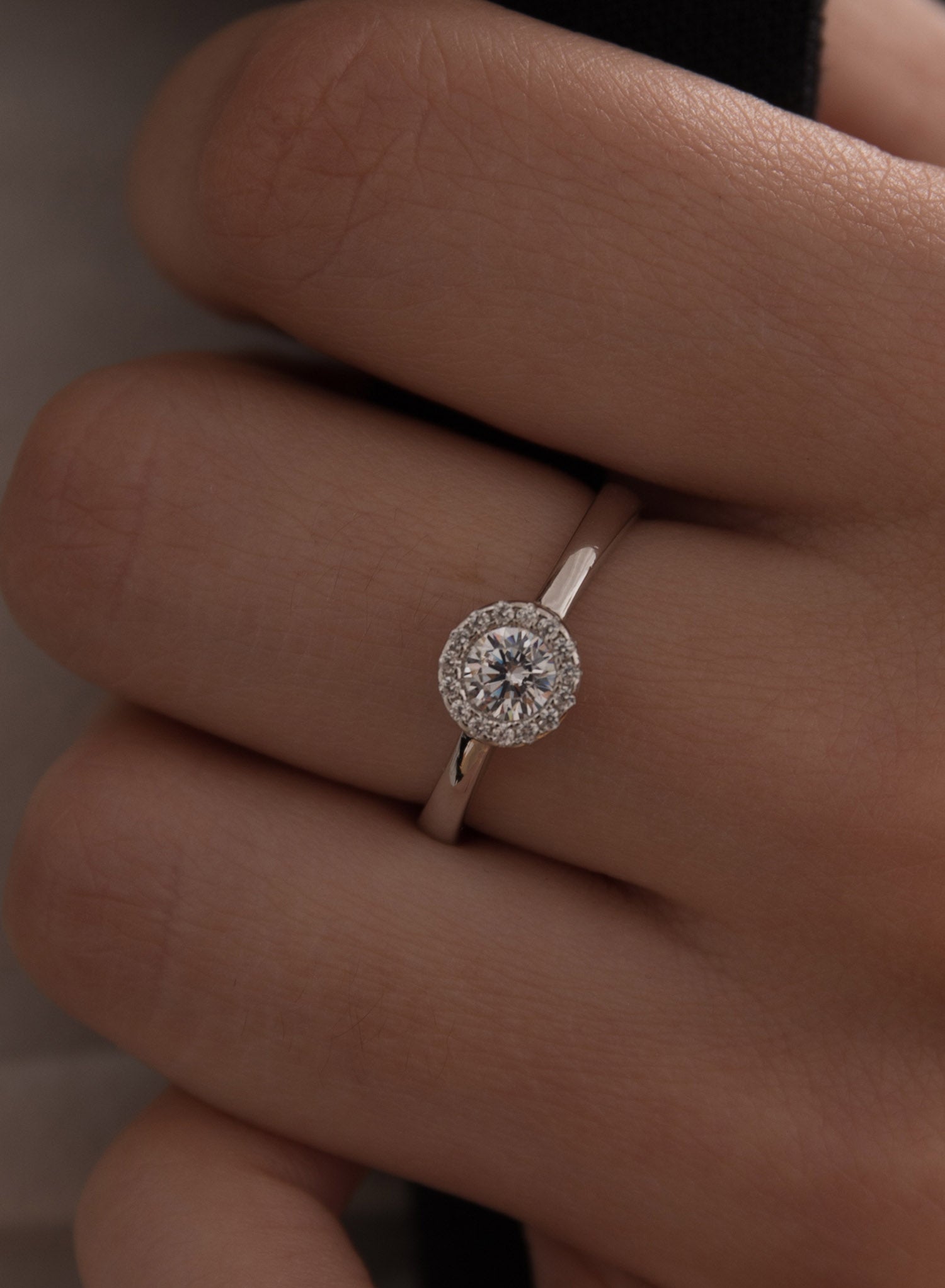 Anillo solitarios diseño de cuarzo adamantino central-LINEARGENT