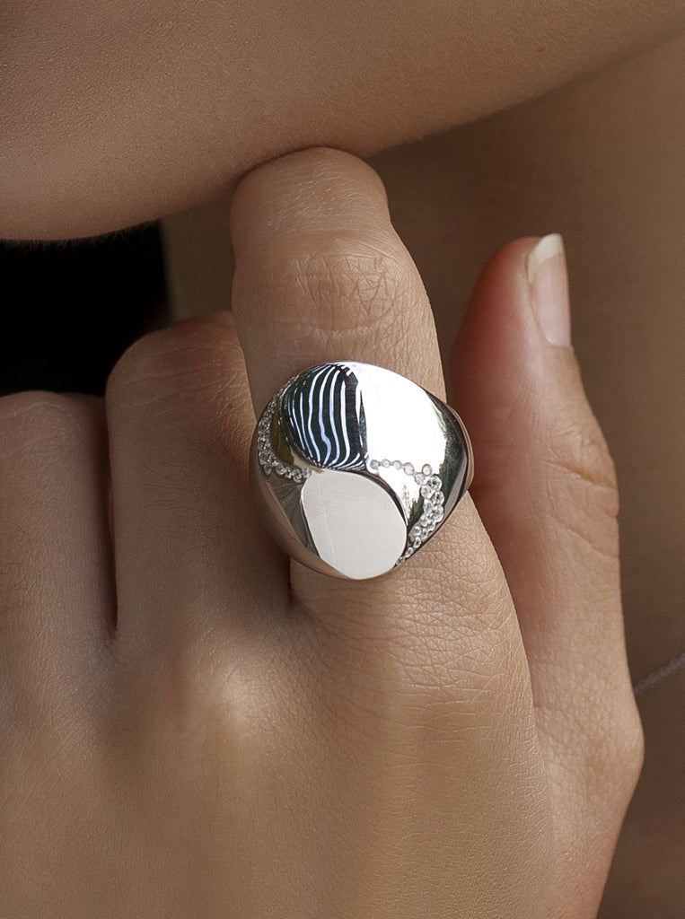 Anillos anchos de plata con diseño escultórico