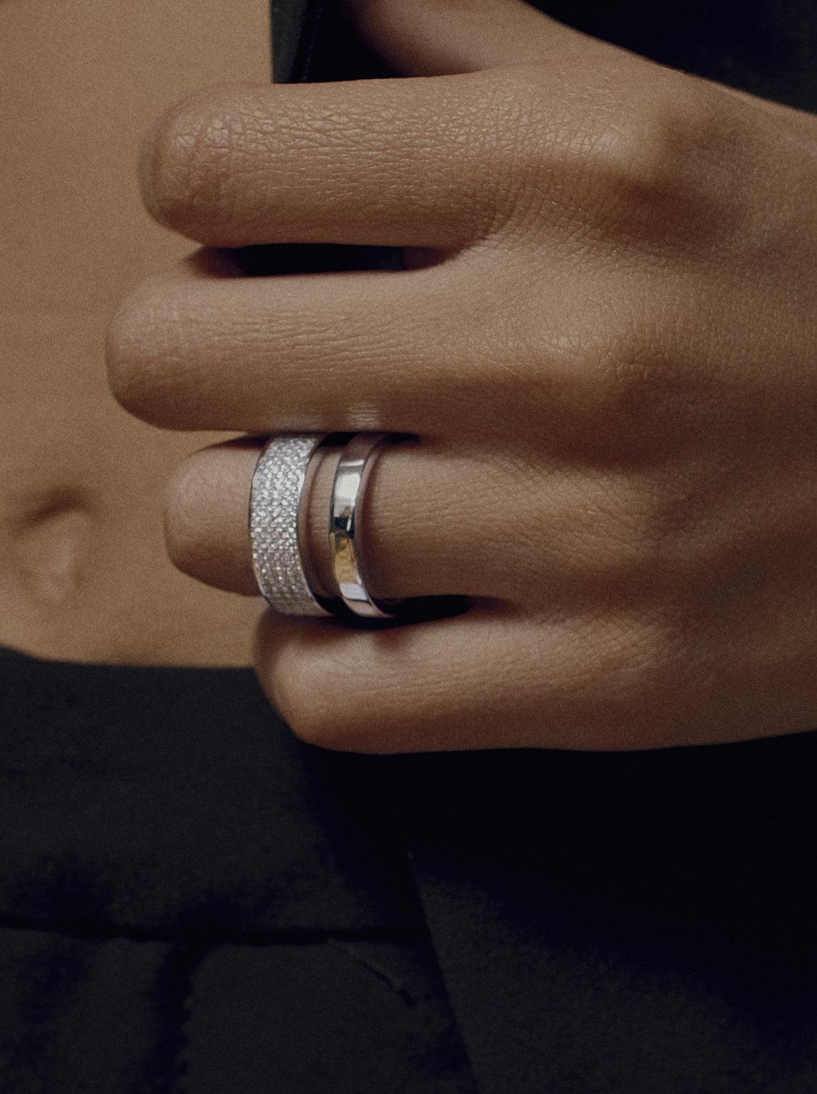 Anillos anchos de plata diseño doble y circonitas