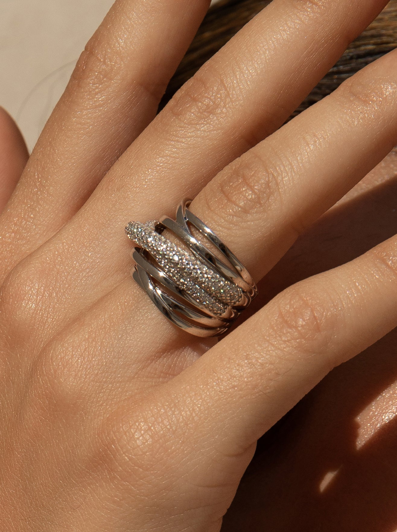 Anillos circonitas de plata con varios raíles de circonita y plata lisa