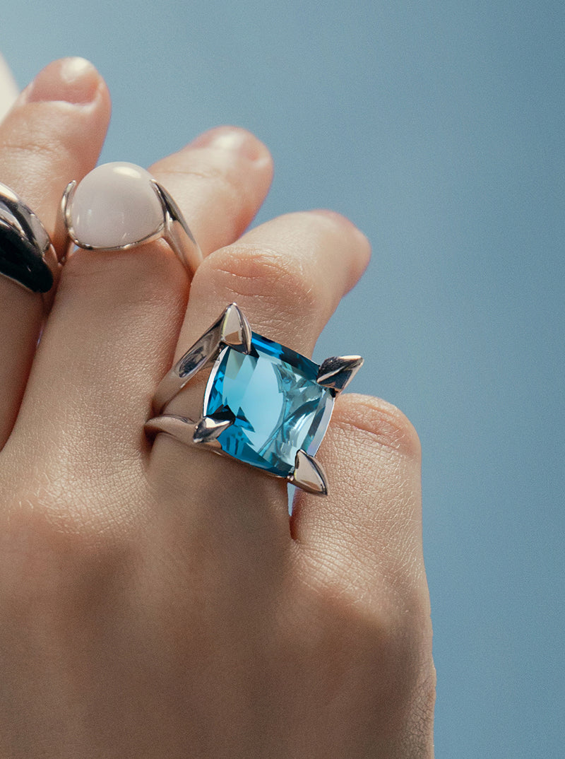 Anillos con piedras en tono azul de corte cuadrado-LINEARGENT
