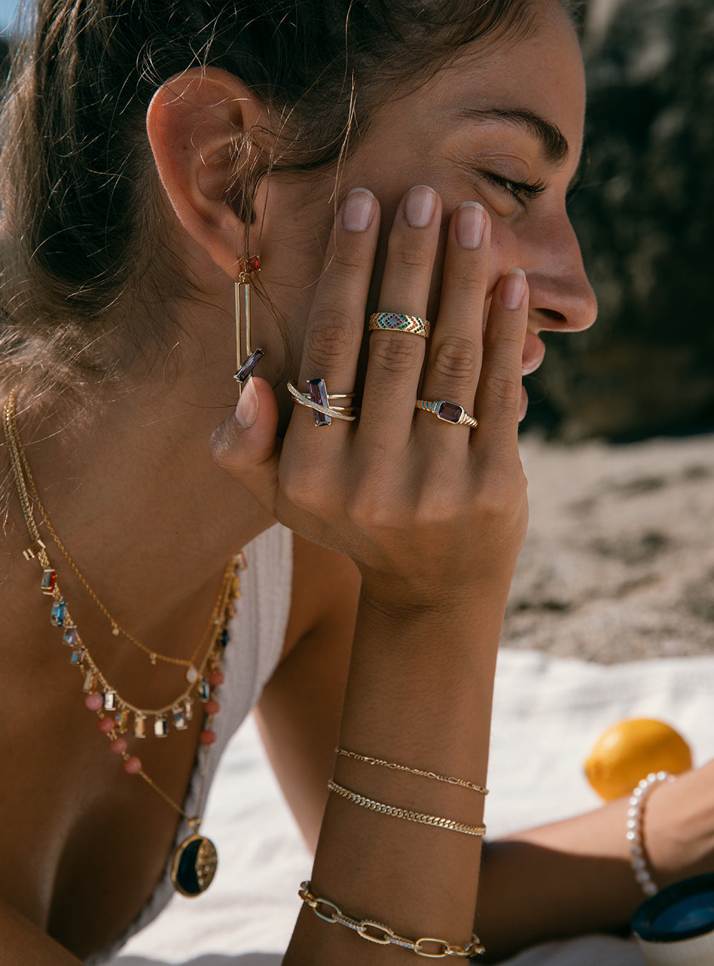Anillos con piedras estilo mosaico multicolor bañado en o-LINEARGENT