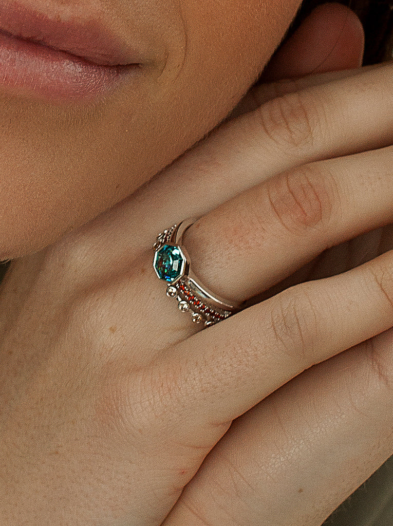 Rings with stones motive hexagonal tone aquamarine