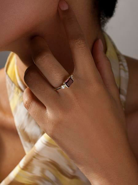 Anillos con piedras talla esmeranda tono fucsia y dos circonitas