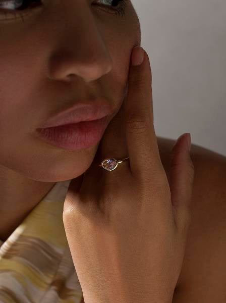 Anillos con piedras talla oval tono rosa y circonitas
