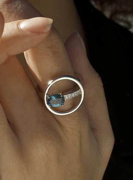 Anillos de diseño circular con gema en tono azul-LINEARGENT