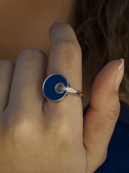 Anillos de diseño con círculo azul y detalle de circonitas-LINEARGENT