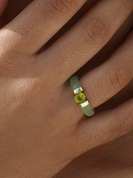 Anillos de diseño con detalle central de gema verde-LINEARGENT