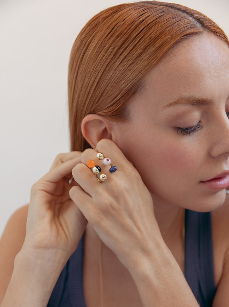 Anillos de diseño con esferas en tonos vibrantes