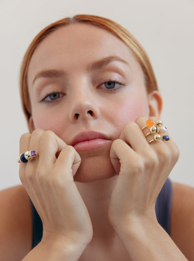 Anillos de diseño con esferas en tonos vibrantes