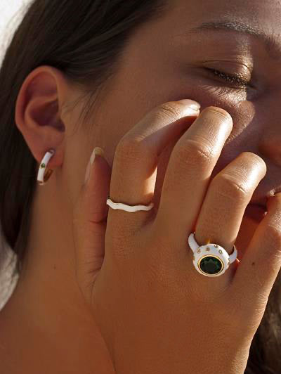 Anillos de diseño con esmalte blanco y cuarzo adamantino-LINEARGENT