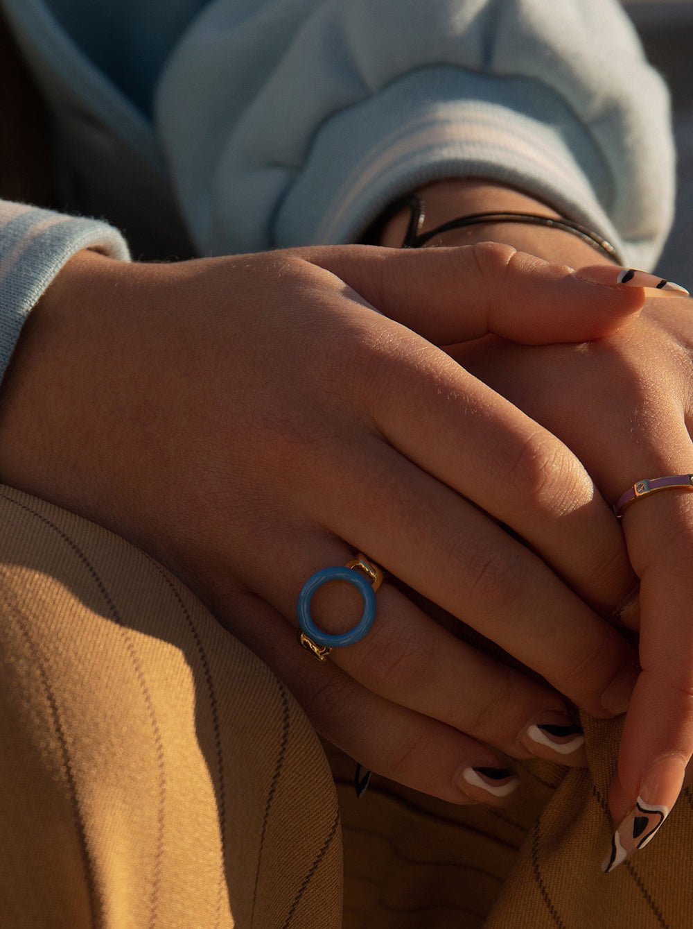 Anillos de diseño motivo curvilíneo con esmalte azul-LINEARGENT