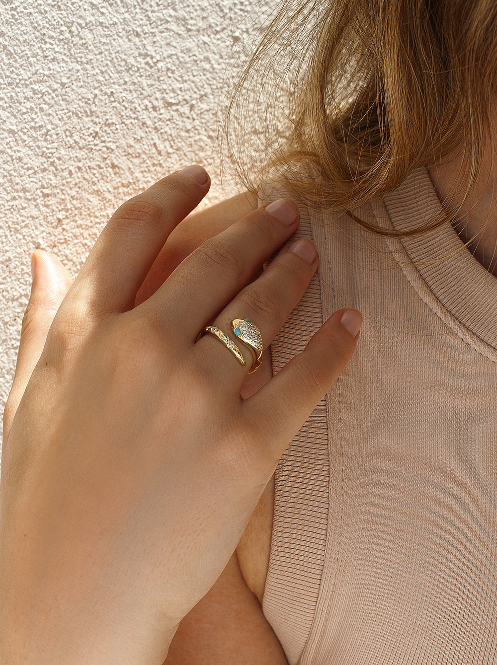 Anillos de diseño motivo de serpiente entrelazada y circonitas
