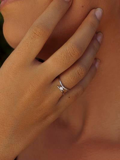 Anillos finos de plata de estilo curvilíneo con circonitas talla marquesa