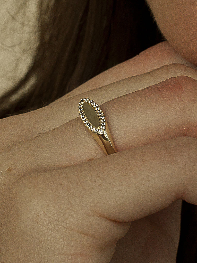 Anillos finos de plata estilo sello con circonitas en dorado-LINEARGENT