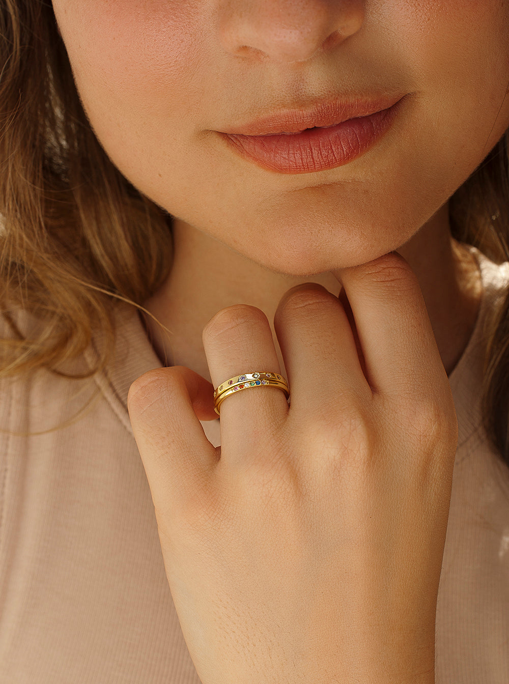 Anillos finos en dorado diseño gemas multicolor