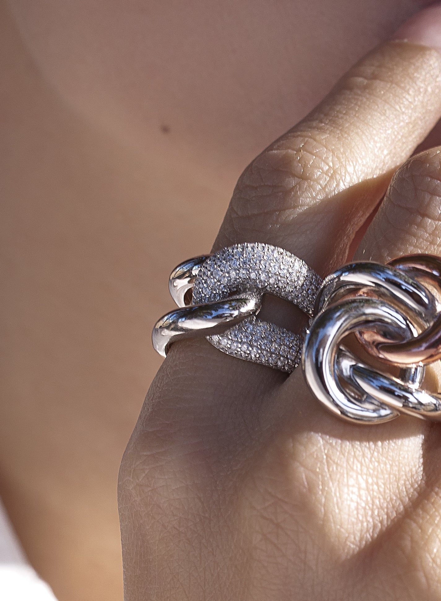 Rings Large design knotted with zirconias