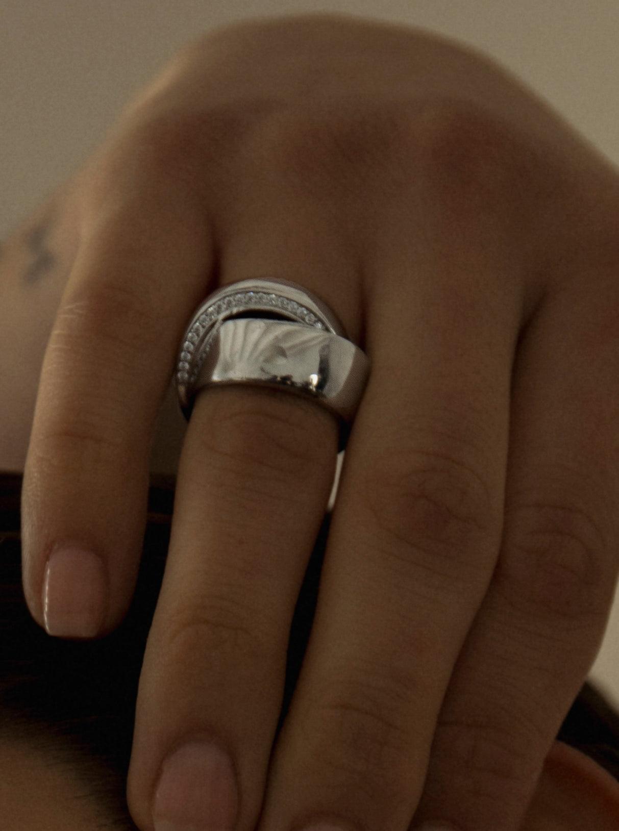 Anillos grandes diseño curvilíneo entrelazado con circonitas