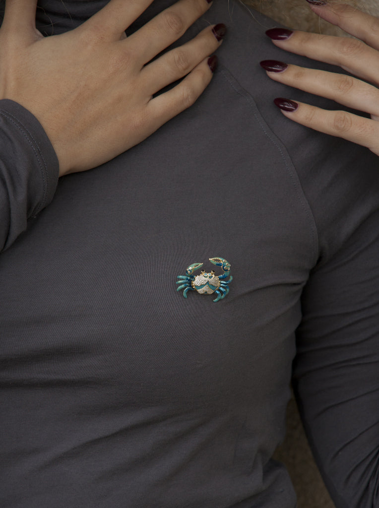 Broche con circonitas y esmalte en forma de cangrejo