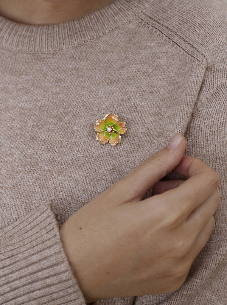 Broche con circonitas y esmalte en forma de flor