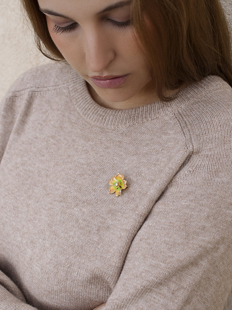 Broche con circonitas y esmalte en forma de flor