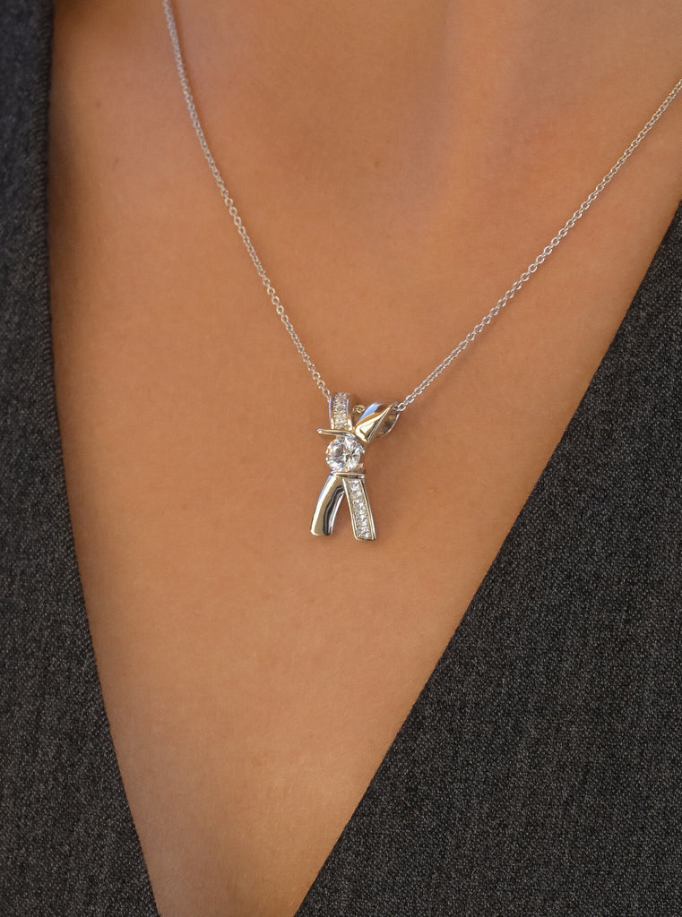 Colgante brillante con diseño cruzado y circonitas