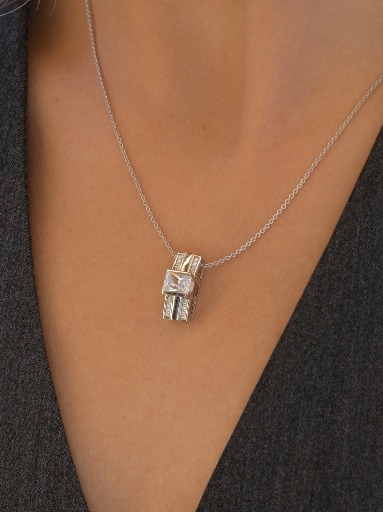 Colgante brillante de plata con diseño geométrico