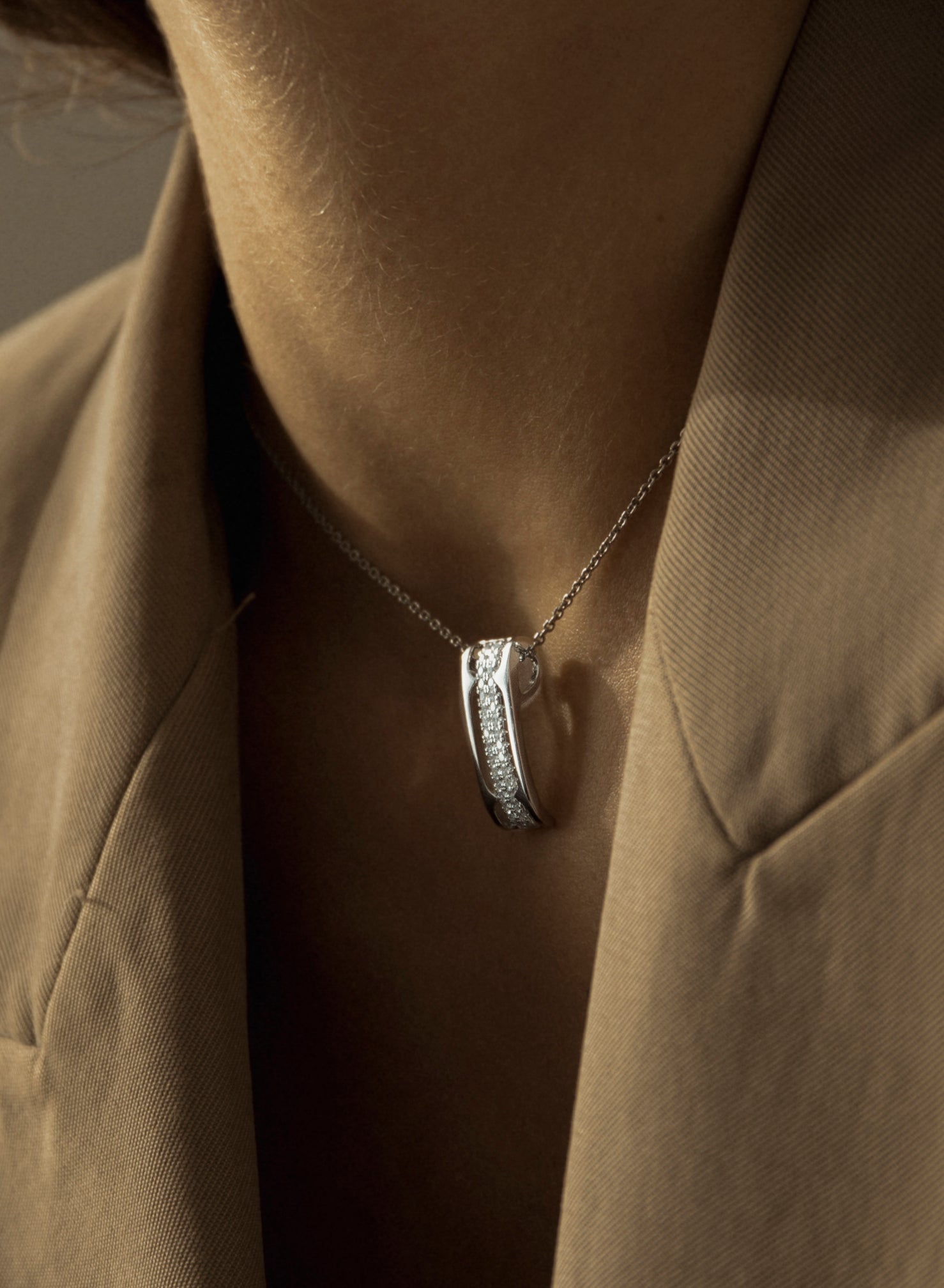 Colgante brillante de plata con dos bandas de circonita-LINEARGENT