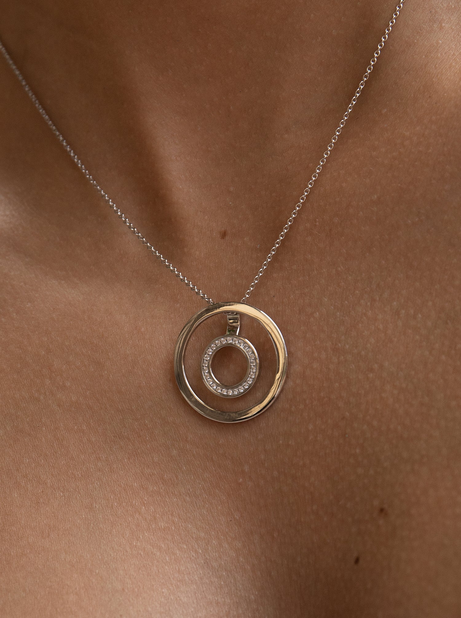 Colgante brillante de plata diseño doble círculo con circonitas-LINEARGENT