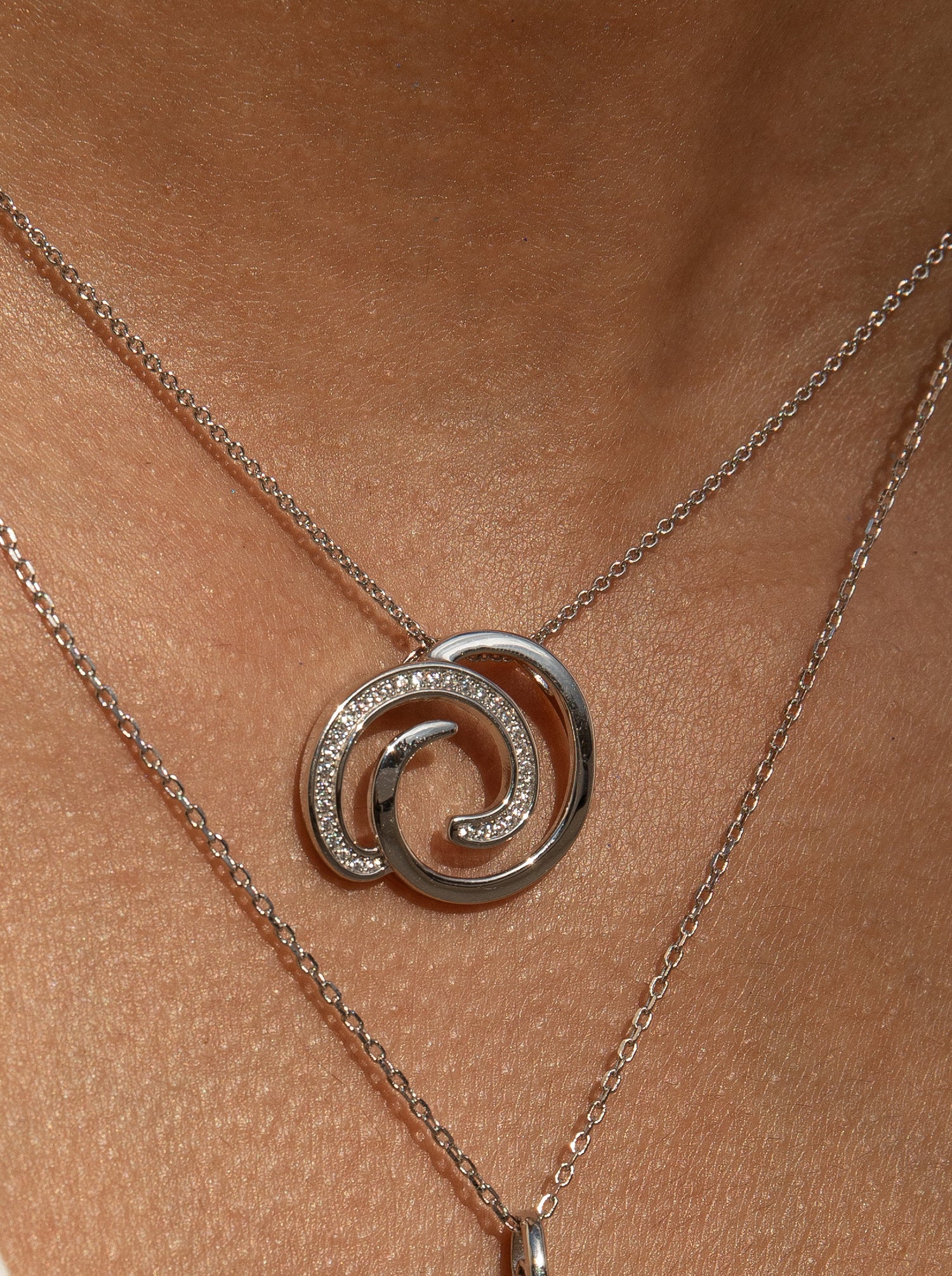 Colgante brillante diseño caracol con circonitas-LINEARGENT