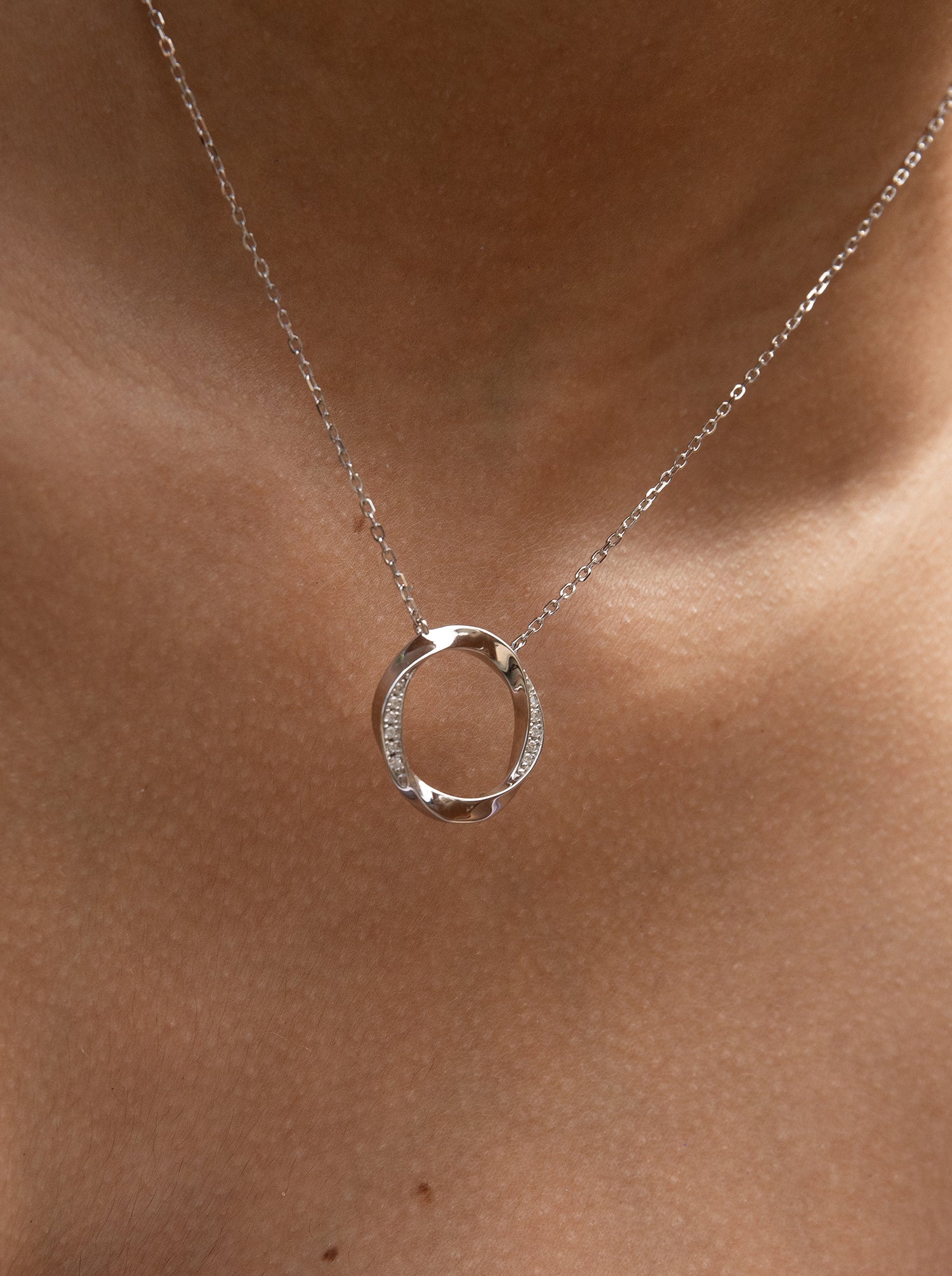 Colgante brillante diseño círculo envolvente con circonitas-LINEARGENT