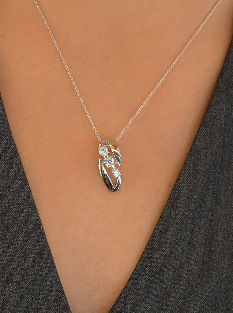 Colgante brillante diseño curvado con tres circonitas