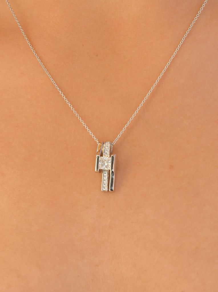 Colgante de plata geométrico con circonitas