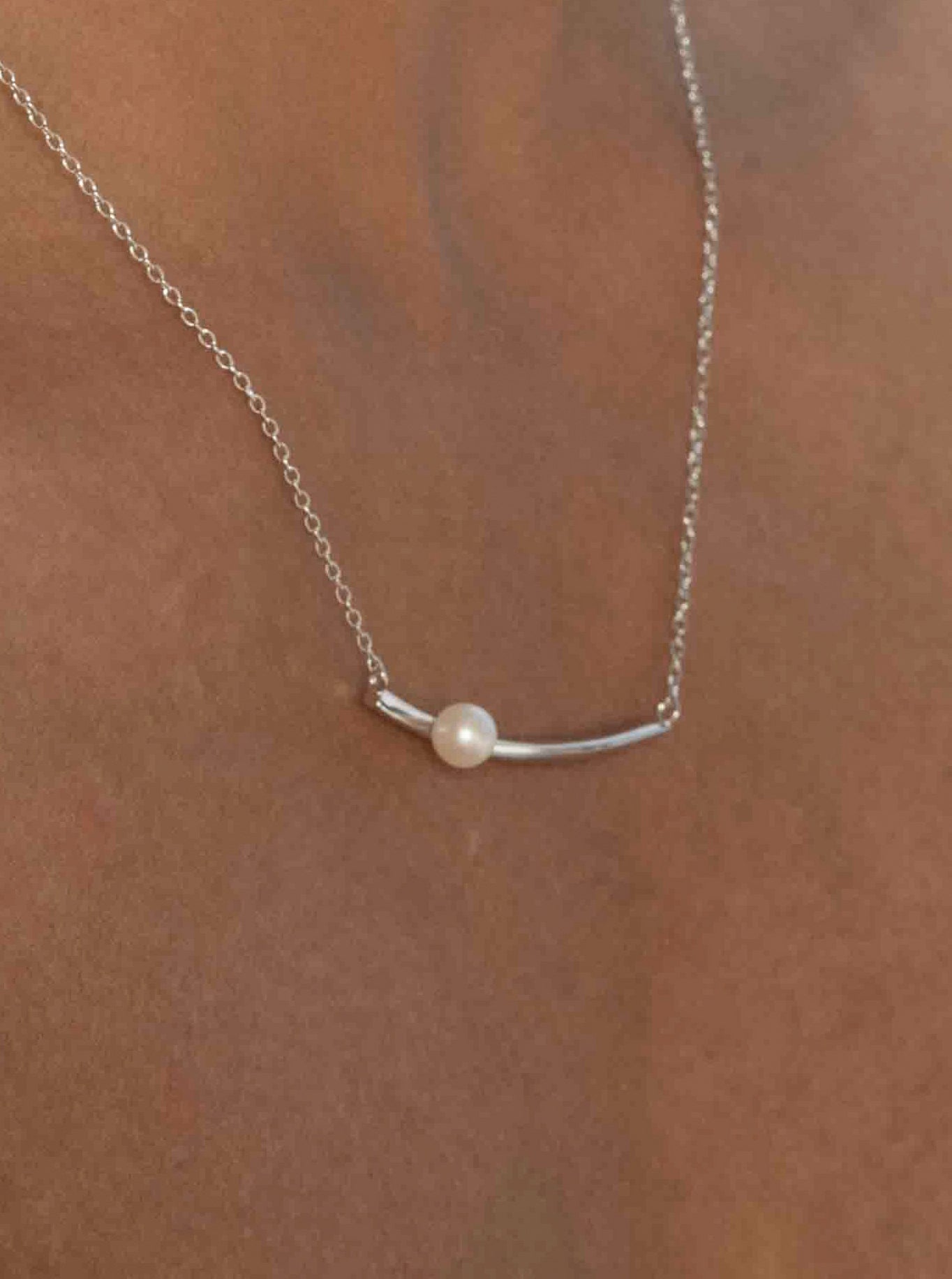 Colgante perlas con diseño fino y minimalista-LINEARGENT