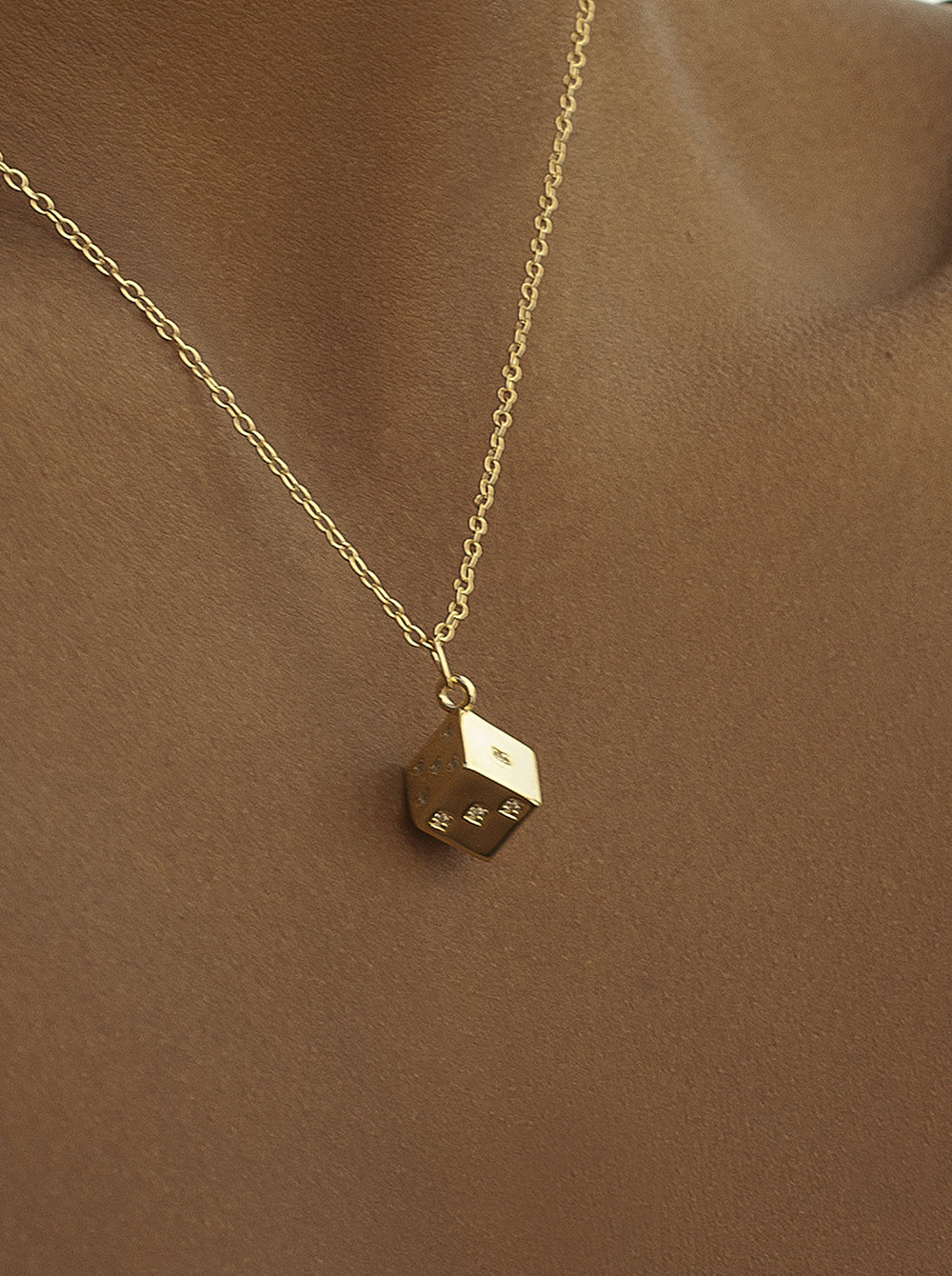 Colgantes pequeños de plata bañada en oro diseño dado-LINEARGENT