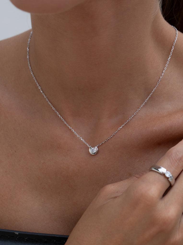 Colgantes pequeños diseño de contorno semiabierto y circonita