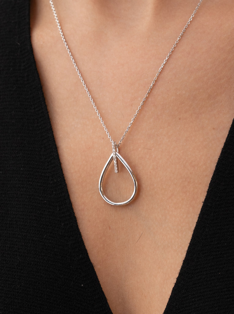 Collar brillante de plata diseño elegante y minimal