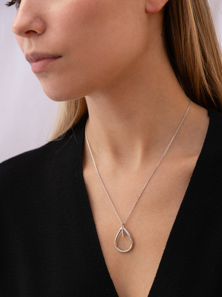 Collar brillante de plata diseño elegante y minimal