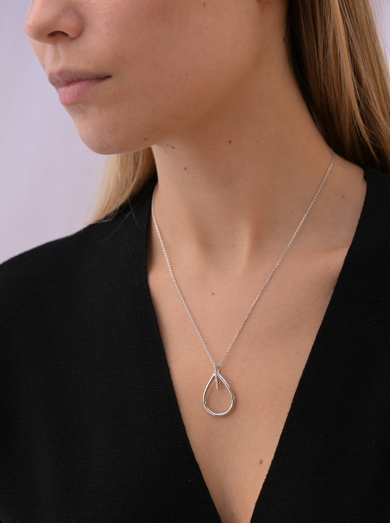 Collar brillante de plata diseño elegante y minimal