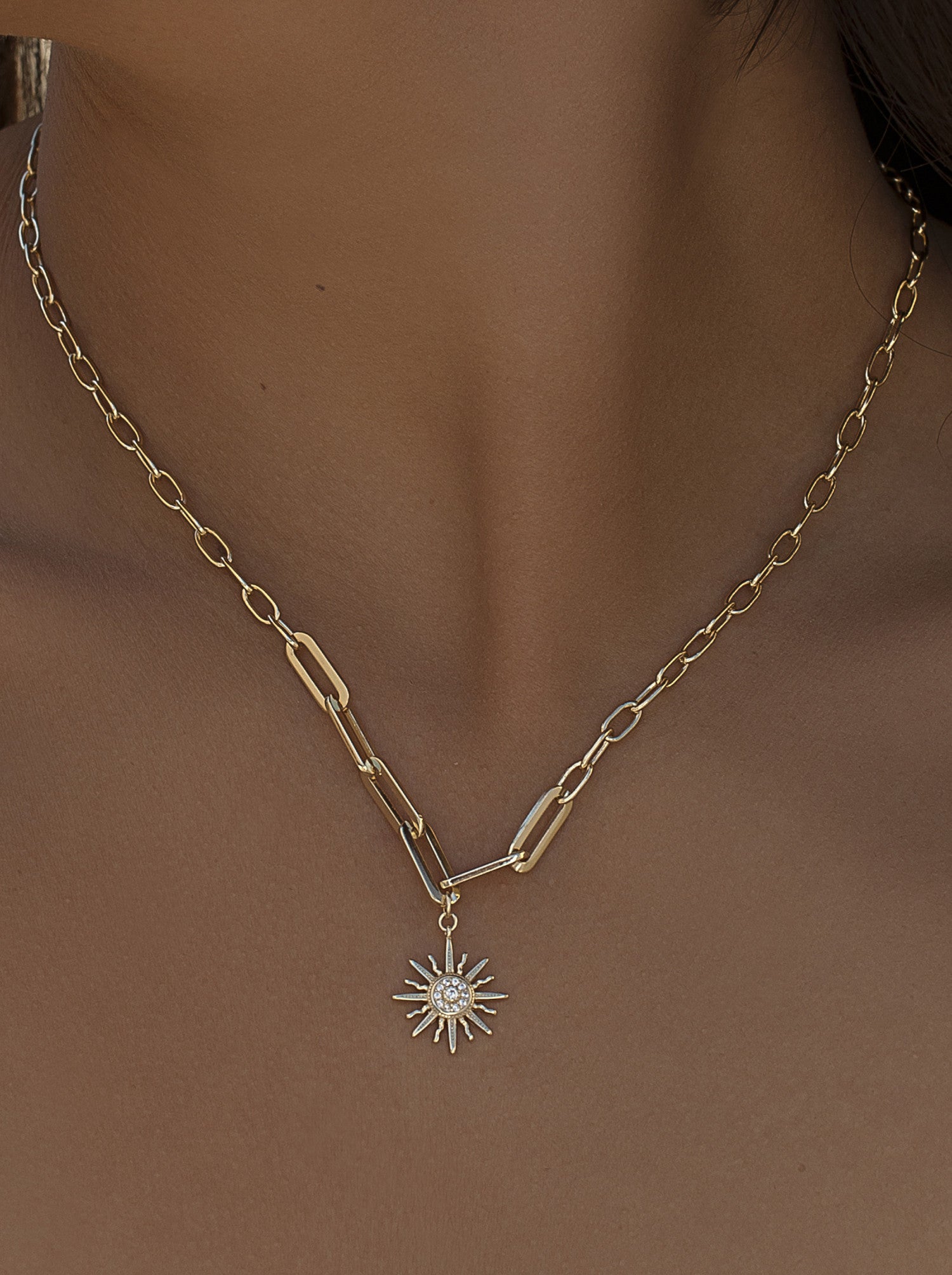 Collar cadena con charm de sol y circonitas-LINEARGENT