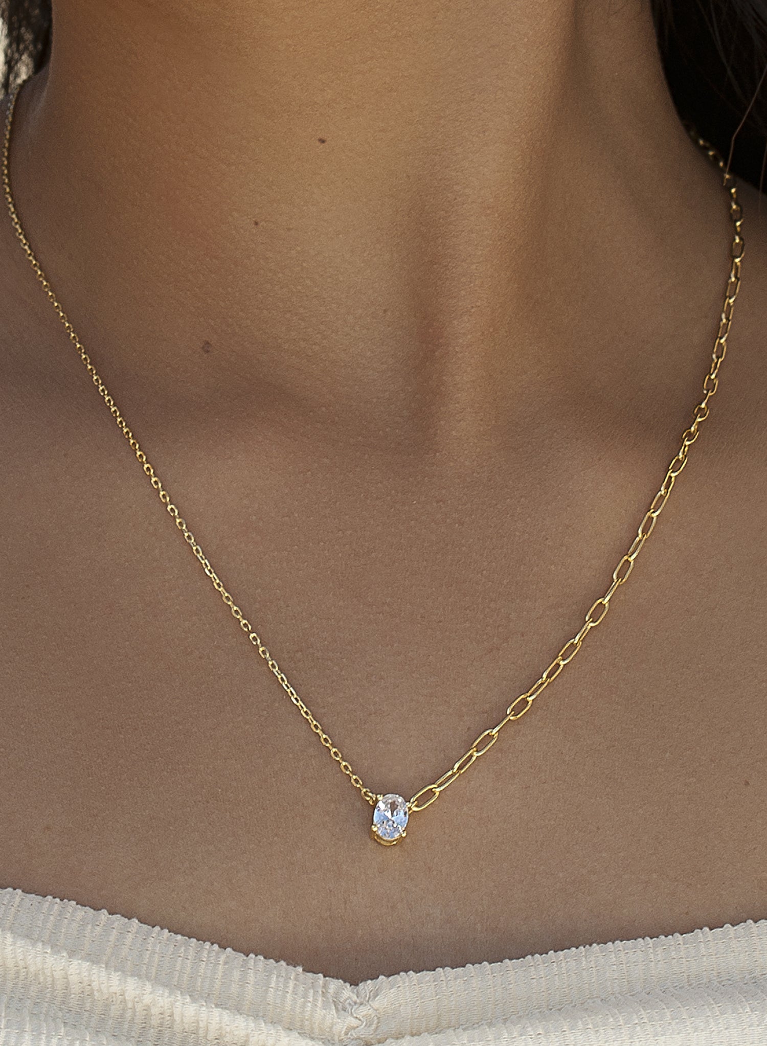 Collar cadena diseño eslabones dorados y circonita central-LINEARGENT