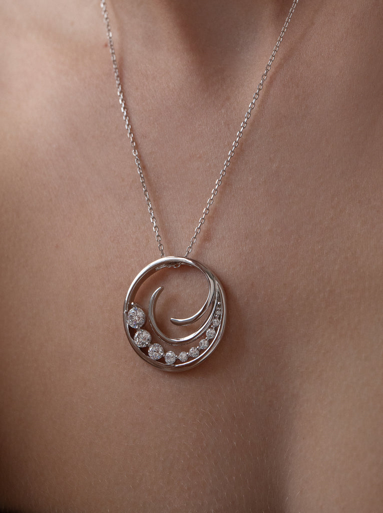 Collar circular espiral de plata con circonitas